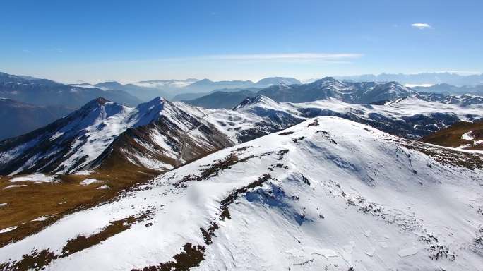 航拍秋天高原夹金山风景