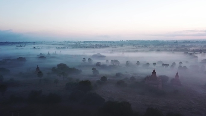 晨雾中的柬埔寨吴哥窟风景