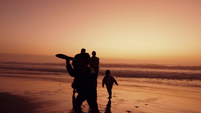 父母，孩子和日落在海滩上与飞机，游戏和奔跑自由，剪影或影子。母亲，父亲和年幼的孩子们的关心，结合或玩