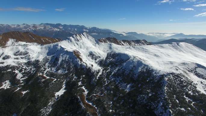 航拍秋天高原夹金山风景