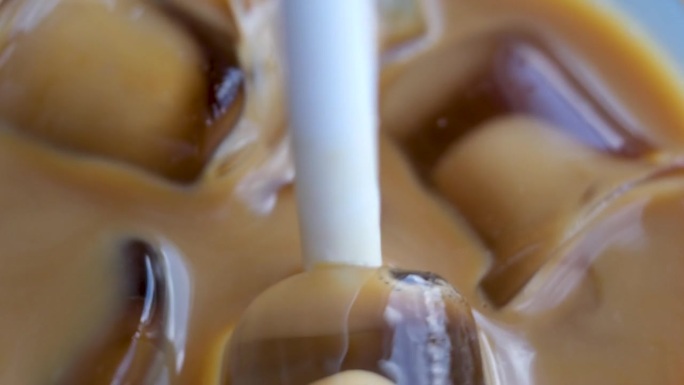 冰拿铁与无乳糖牛奶燕麦或香蕉杏仁椰奶在美味的甜饮料近距离微距摄影搅拌加冰几个视频