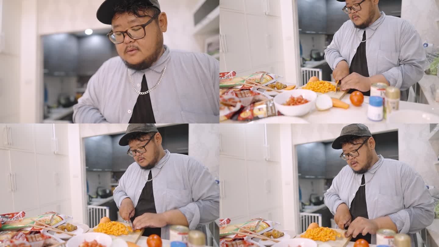 一个肥胖的男人一边欢快地唱着歌，一边在厨房里把胡萝卜切成小方块，放上一大堆食物，准备在家做饭。