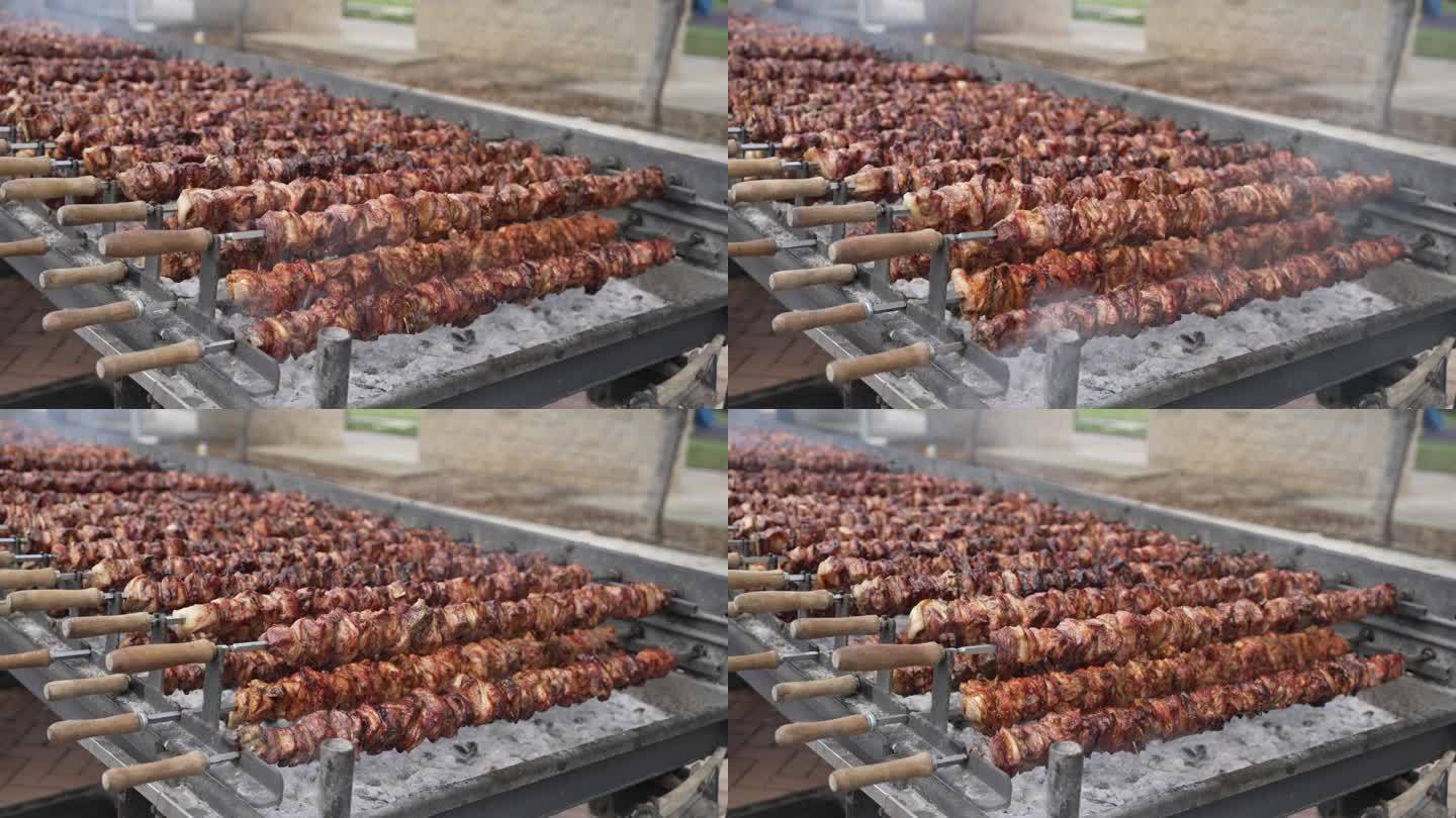 美味的烧烤猪肉和鸡肉在热煤上旋转。