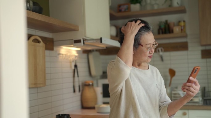 一名女子与家人的温馨视频通话。