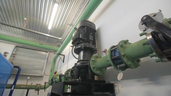 污水处理厂水冷系统的管道和阀门