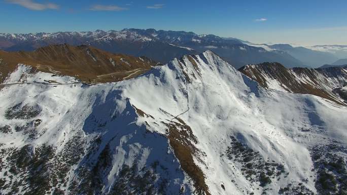 秋天的高原风景航拍飞跃夹金山垭口