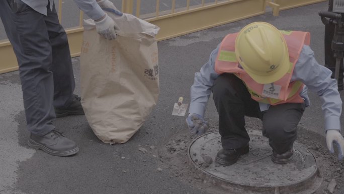 城市施工 更换窨井盖 井盖 市政 劳动