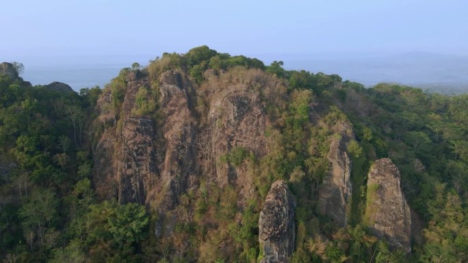 空中回调拍摄的古代火山在日惹，印度尼西亚在阴天