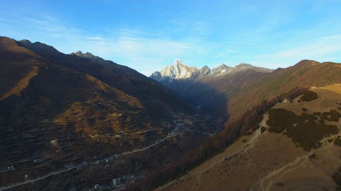 川西航拍四姑娘山幺妹峰锅庄坪秋季风景