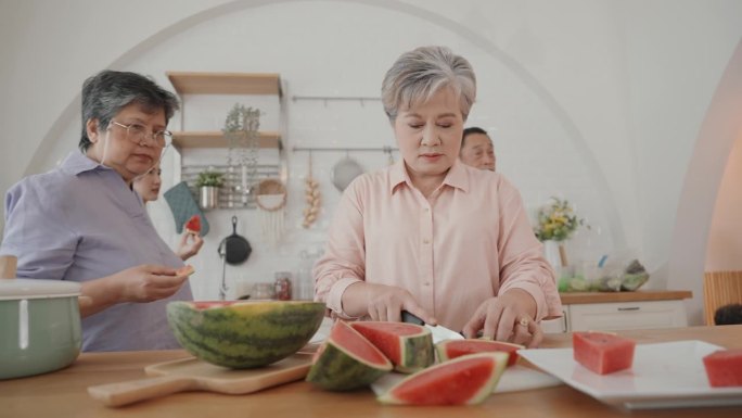 亚洲长者在家烹饪纯素食物小组-快乐家庭餐准备