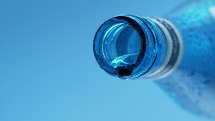 从瓶子里倒水瓶装水倒水高清4k