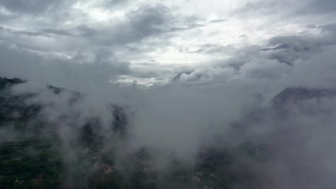 炊烟 峡谷  云雾 甲居藏寨 村庄