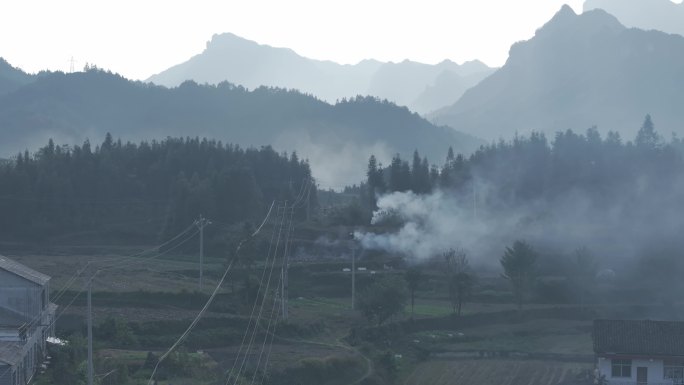 层叠的山峦里的农村炊烟