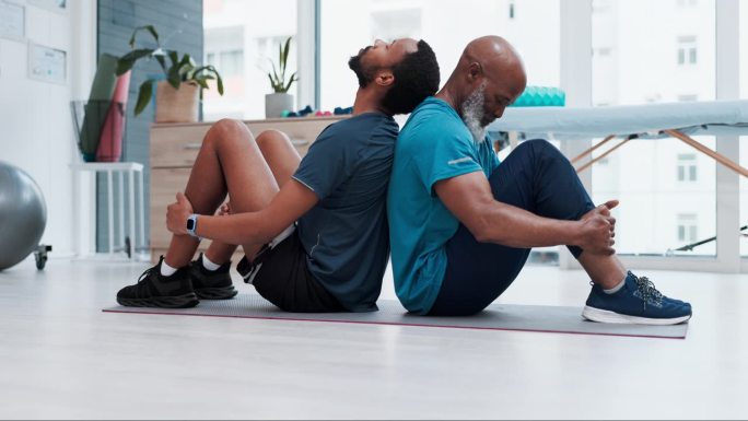 健身，颈部锻炼或私人教练在锻炼或治疗与资深黑人男子在恢复。物理治疗，团队合作或成熟男性客户在康复训练