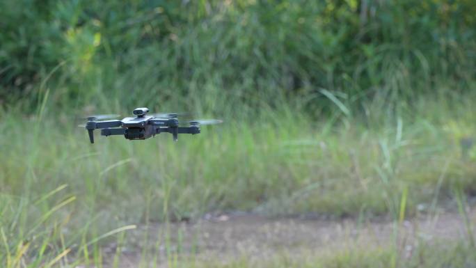 男孩玩无人机玩具