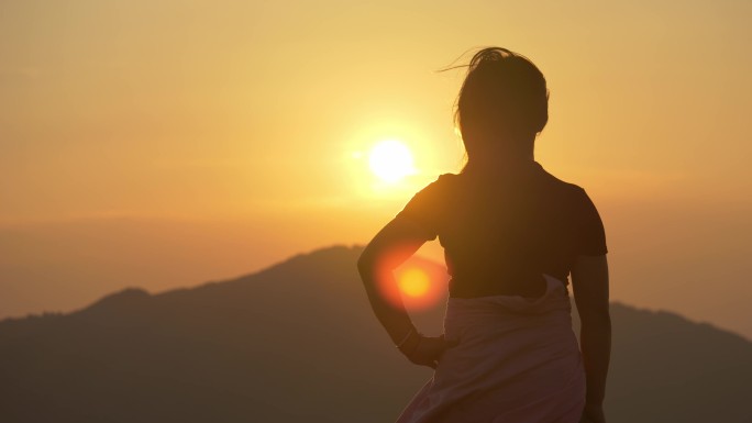 山顶看夕阳的女子