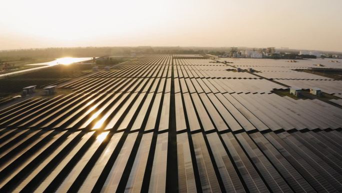 世界开始收集太阳能电池板在早上运行