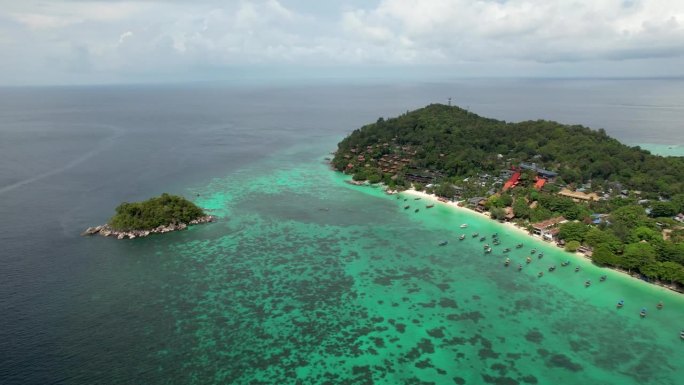 泰国里佩岛-飞机飞过珊瑚礁，长尾船沿着海岸线停泊