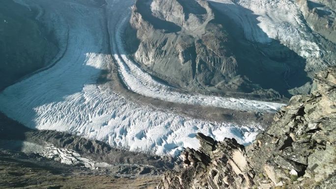 空中无人机拍摄的戈内格拉冰川