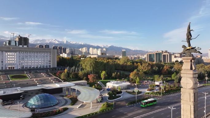 哈萨克斯坦阿拉木图市共和国广场上的市政厅大楼