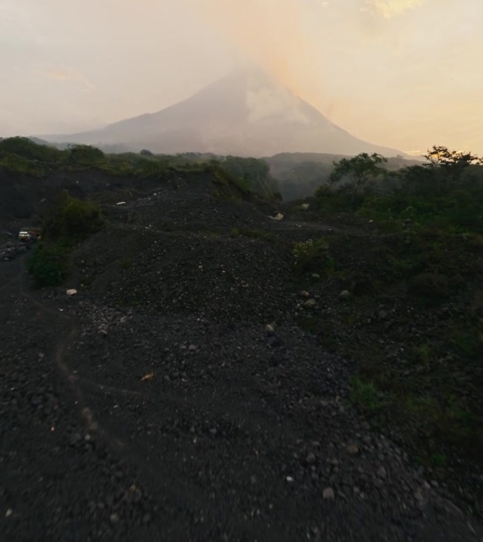 垂直视频。史诗般的热带森林峡谷冰封火山熔岩烟喷发