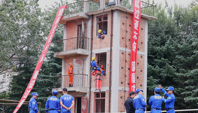 .4k救援队训练 攀爬 绳索解救被困人员
