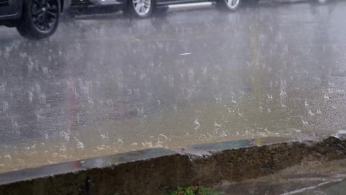 脚在雨中行走的低角度镜头。脚在雨中奔跑。