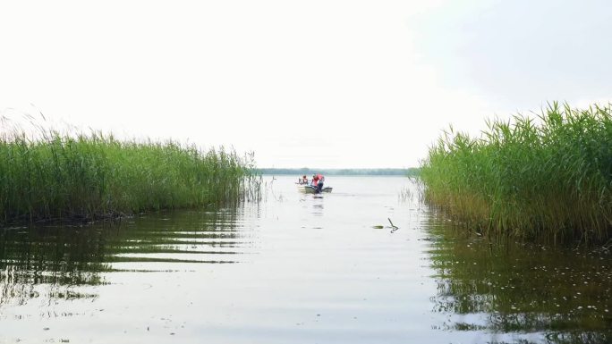 渔民们乘船从湖岸出发。