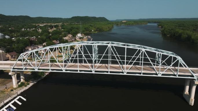 连接明尼苏达州沃巴沙和威斯康星州尼尔森的沃巴沙-纳尔逊大桥位于美国明尼苏达州沃巴沙。空中拍摄