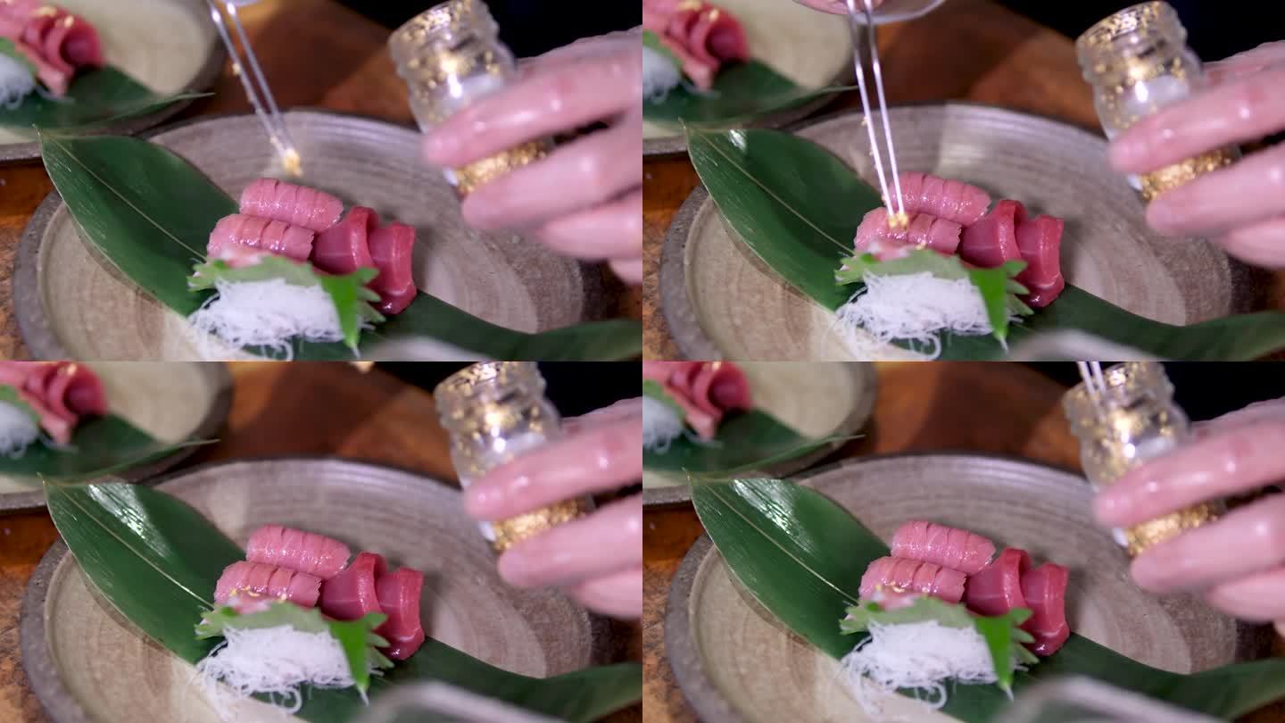 金枪鱼鱼肉米饭粉丝铺在床单上洒上酱汁男性双手戴手套厨师在餐厅寿司屋智能手表在手准备一道菜昂贵的亚洲菜