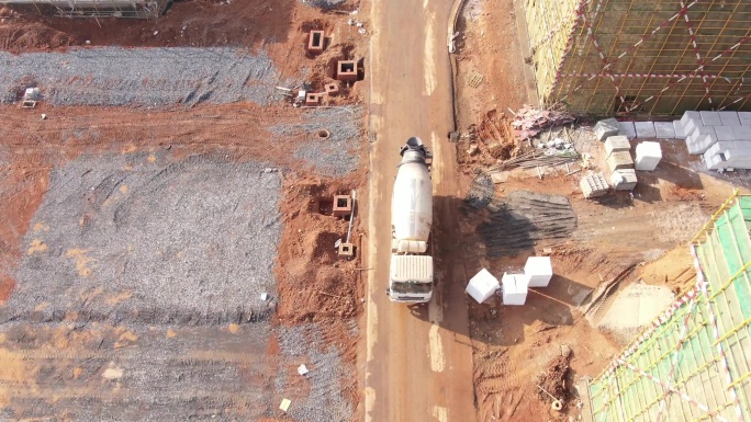 大气航拍工地施工建筑运输车搅拌水泥