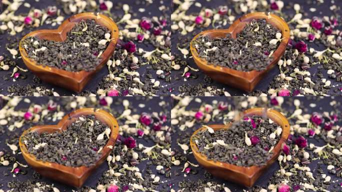 倒入绿茶、干玫瑰和茉莉花的混合物