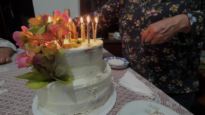 老女人吹灭生日蛋糕上的蜡烛