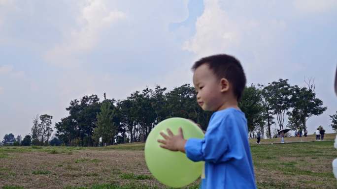 一家三口幸福陪伴小孩自由成长