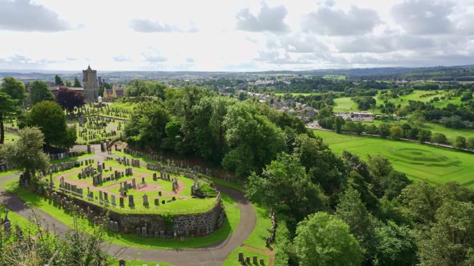 中世纪墓地位于苏格兰斯特灵中世纪小镇的城堡脚下。