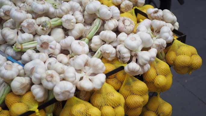 当地市场出售的大蒜和柠檬