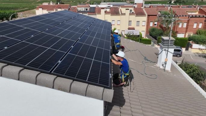 在太阳能发电站工作的太阳能工程师团队穿着蓝色的衣服
