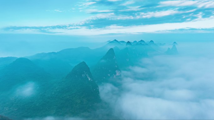 广西柳州岩溶地貌山峰与平流雾航拍延时