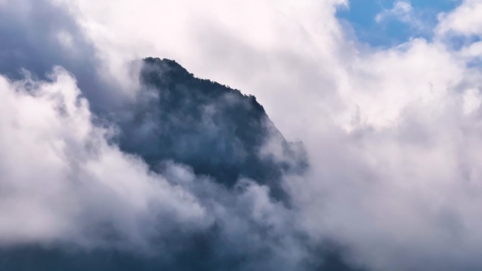 山和云的鸟瞰图高山峰森林海云海翻滚云雾
