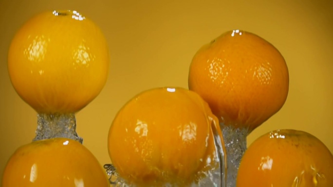 多汁的鲜橙色水果飞出水面