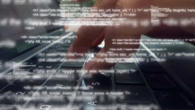 特写:年轻的亚洲女性软件开发人员坐在有多个屏幕的办公桌前，用电脑写代码。程序员开发。