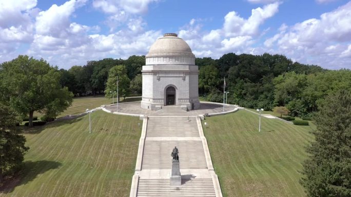 无人机在田野和树木之间俯瞰威廉·麦金利国家纪念馆