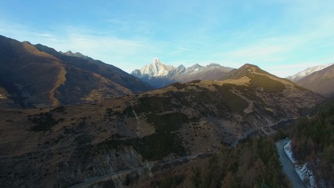 航拍秋天的四姑娘山锅庄坪蓝天风景