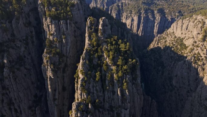 鸟瞰美丽、深邃、巨大、令人惊叹的土耳其塔兹峡谷，电影史诗般的自然景观。土耳其安塔利亚的旅游和热门景点