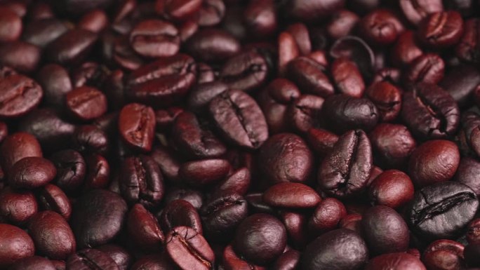 烘烤咖啡豆时带有微弱的烟雾或蒸汽。煮新鲜咖啡、浓缩咖啡或滴滤咖啡前，先把咖啡豆烤熟。