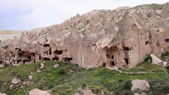 在土耳其卡帕多西亚的泽尔夫山谷，被称为仙女烟囱的岩层