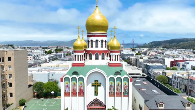圣母大教堂的屋顶和旧金山湾和金门大桥的爆炸镜头