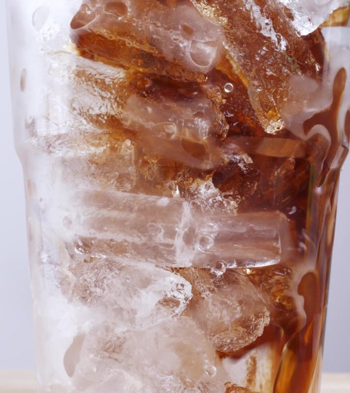 将新鲜的美式咖啡加冰倒入塑料杯中。