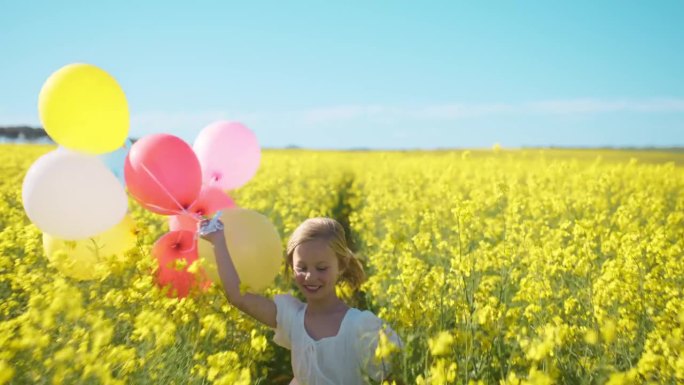 自由、活力和一个女孩在夏天的自然花丛中带着气球奔跑。孩子们，带着幼小的孩子在乡村探险成长和发展