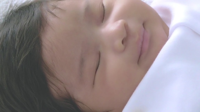 微笑着入睡的婴儿微笑着入睡的婴儿